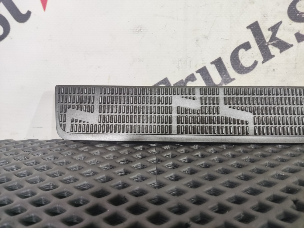 Молдинг порога правый