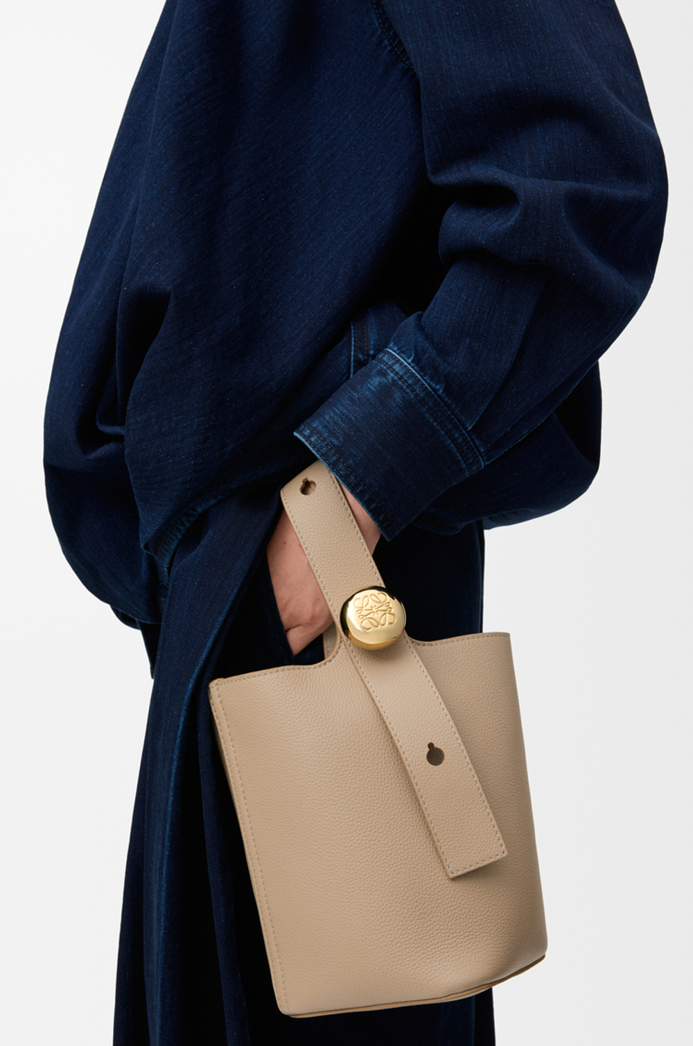 Loewe Мини-сумка-ведро Pebble из мягкой зернистой телячьей кожи, песочный