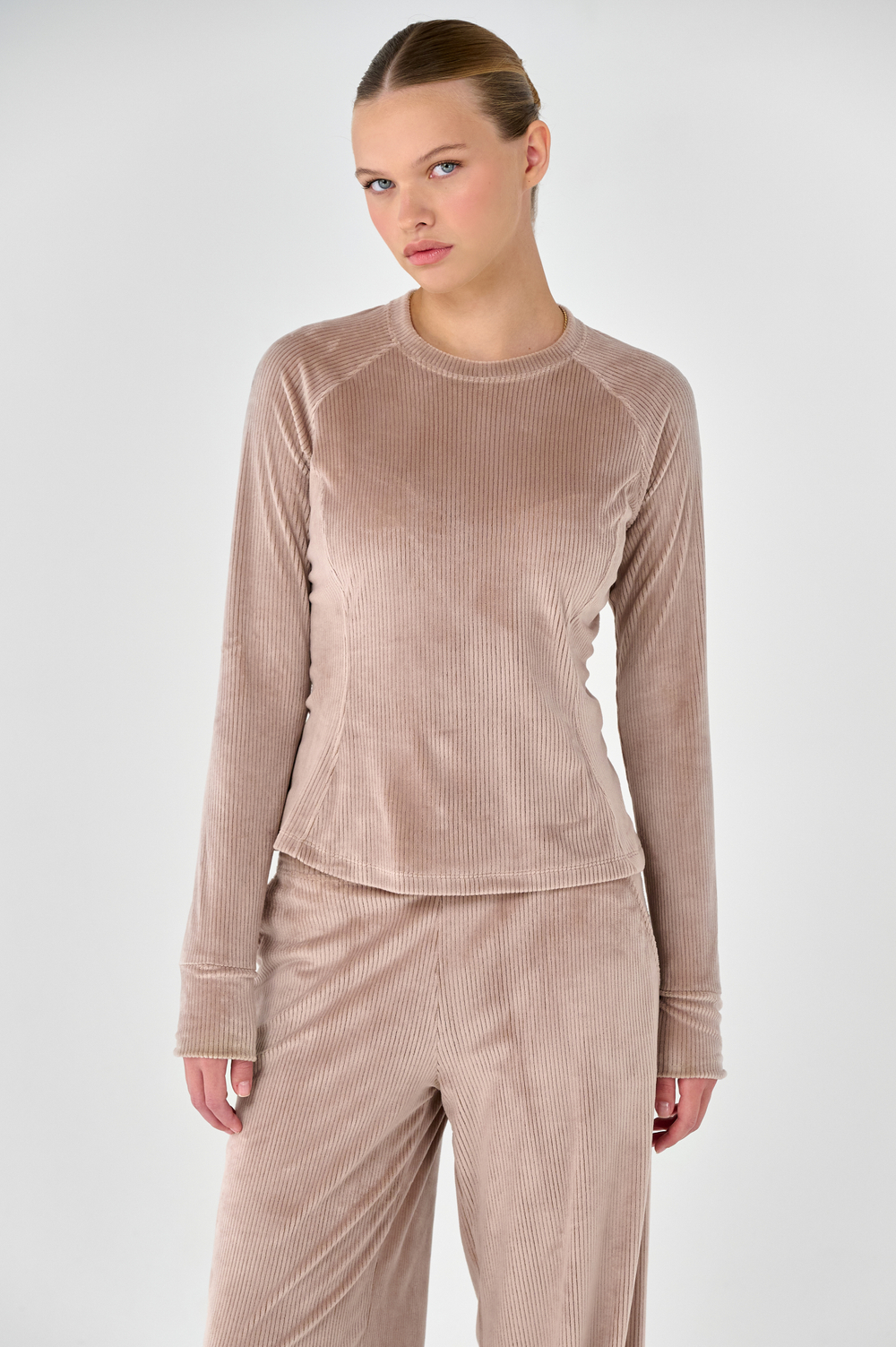 Лонгслив велюровый приталенный с рельефом