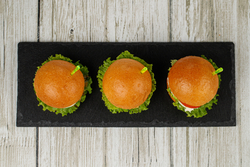 Бургер с моцареллой и соусом песто