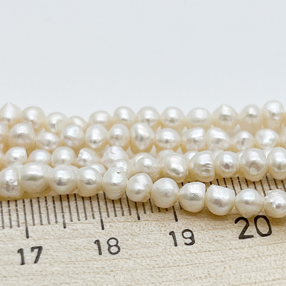 Жемчуг, размер около 5*4 мм, цена за 42-43 шт (1/2 нити)