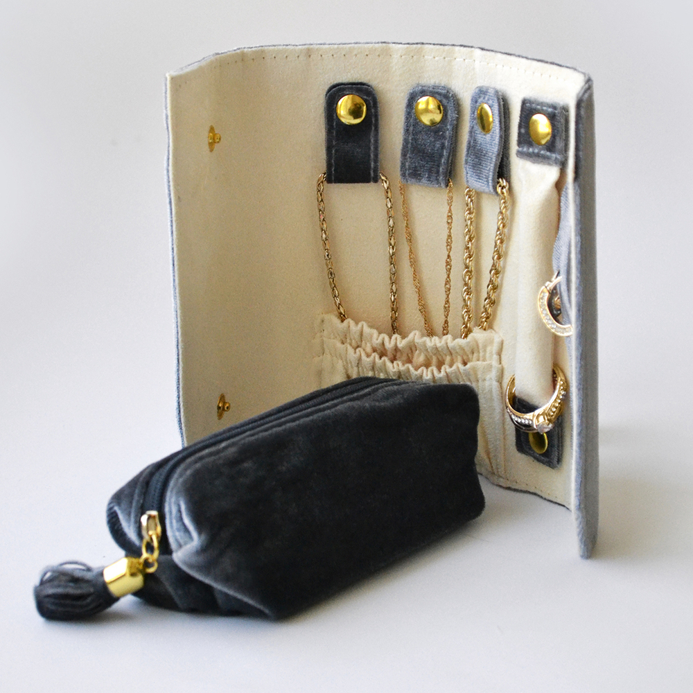 Бежевый кофр для ювелирных изделий универсальный.