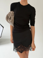 Шелковая мини юбка с кружевом в черном цвете