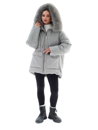 Комбинированный пуховик серого цвета с мехом песца