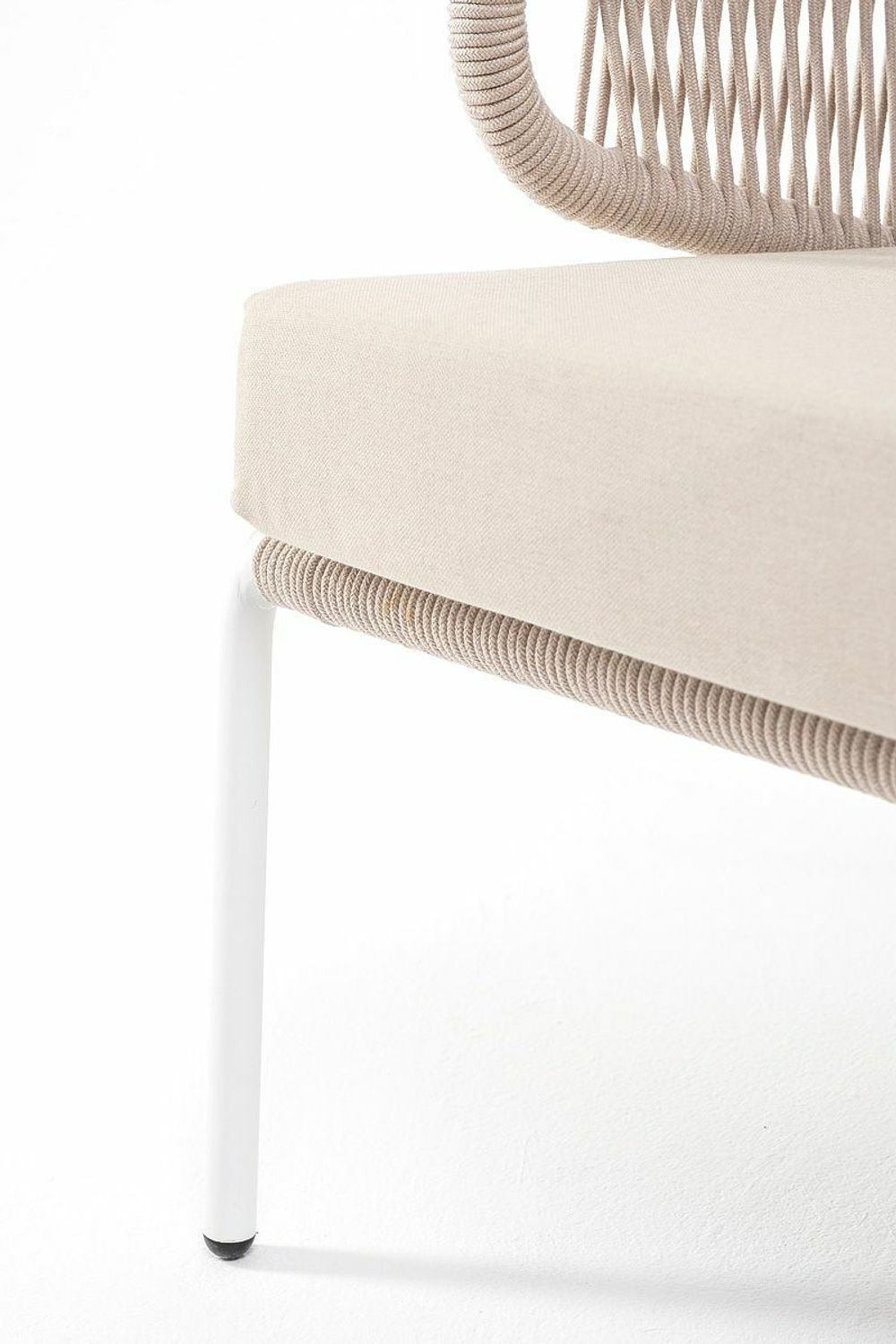 "Милан" диван 2-местный плетеный из роупа, каркас алюминий белый муар, роуп бежевый круглый, ткань бежевая 035