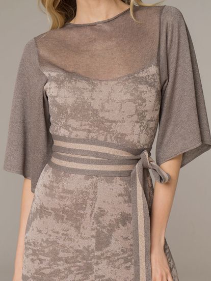 Женское платье серо-коричневого цвета на поясе - фото 4