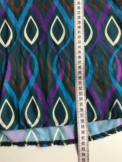 Блузка красивой расцветки, визуально на 46 размер