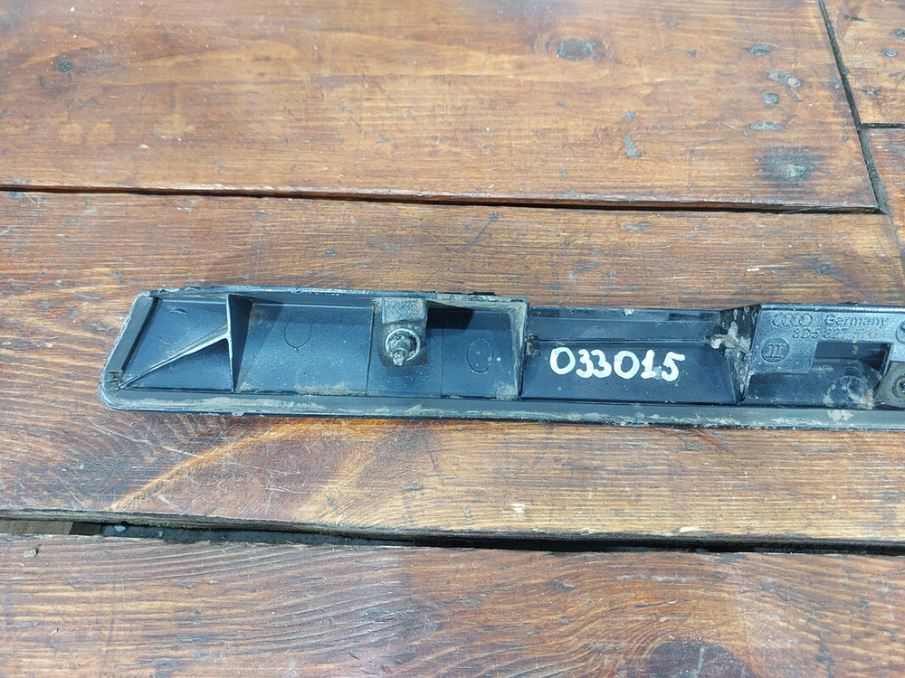 Накладка крышки багажника Audi A4 (B5) 94-01 Б/У Оригинал 8D5827576