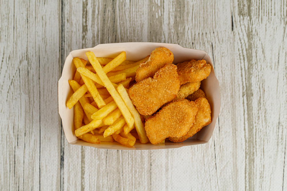 Куриные наггетсы с картофелем фри