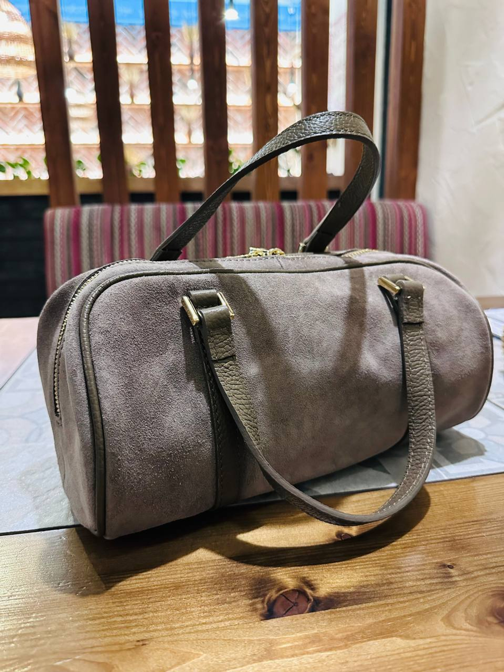 Женская замшевая сумка-бочонок бежевого цвета