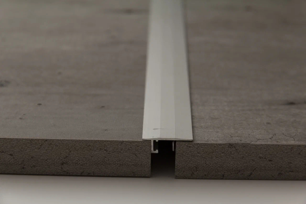 Алюминиевый порог для пола НЕПЛИНТУС UL20X6-01L Серебро матовое 20х6х2000 мм