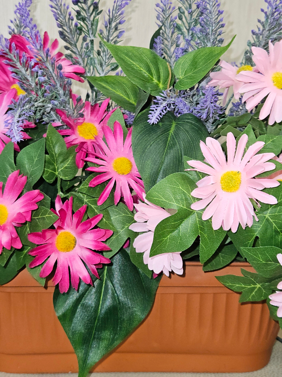 Хризантемы искусственные розово-малиновые с лавандой в балконном ящике