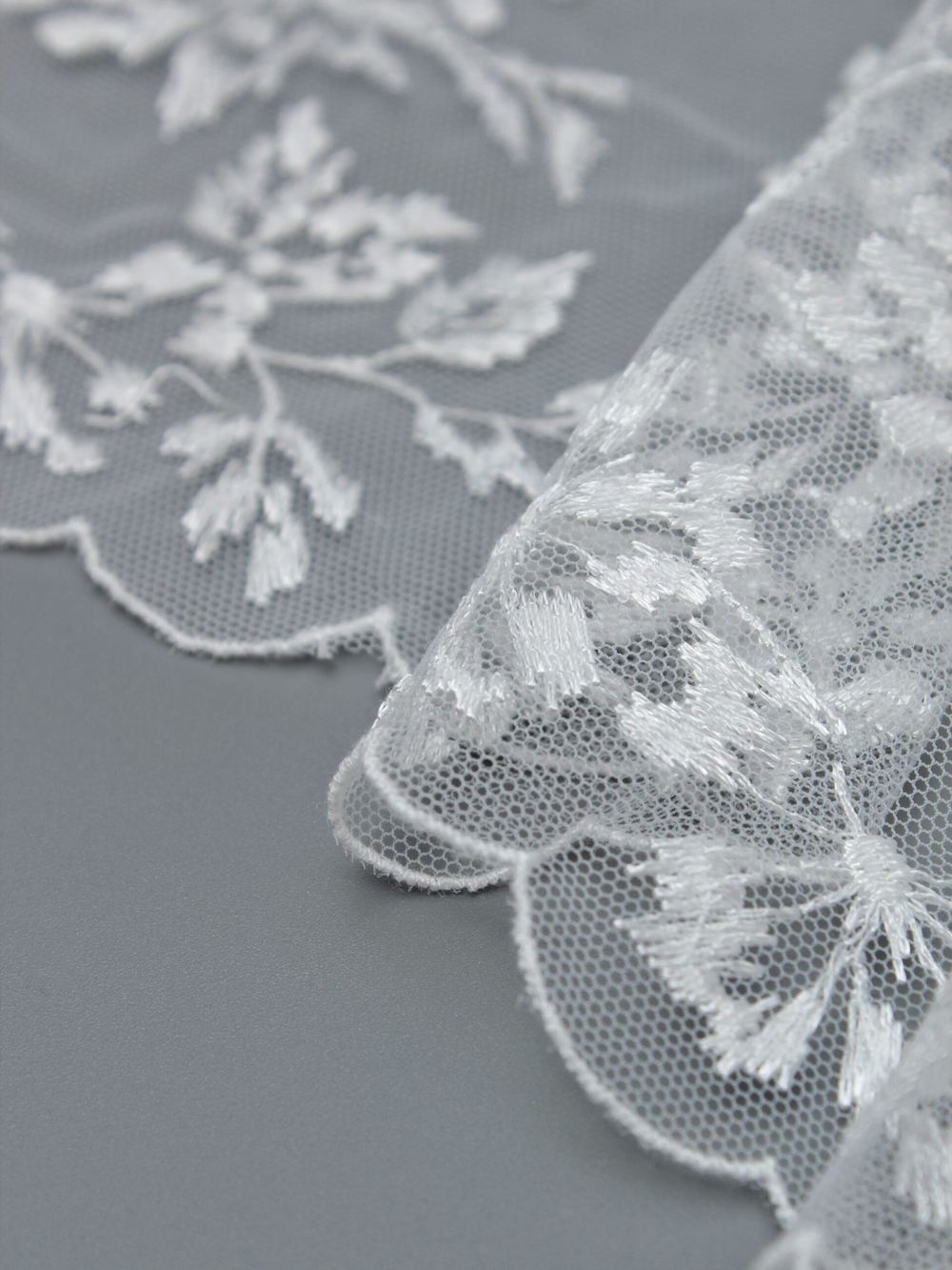 Вышивка на сетке белая неэластичная ширина 19 см ОТРЕЗЫ