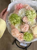 Букет сборный из кустовых пионовидных роз, ромашки и хризантемы