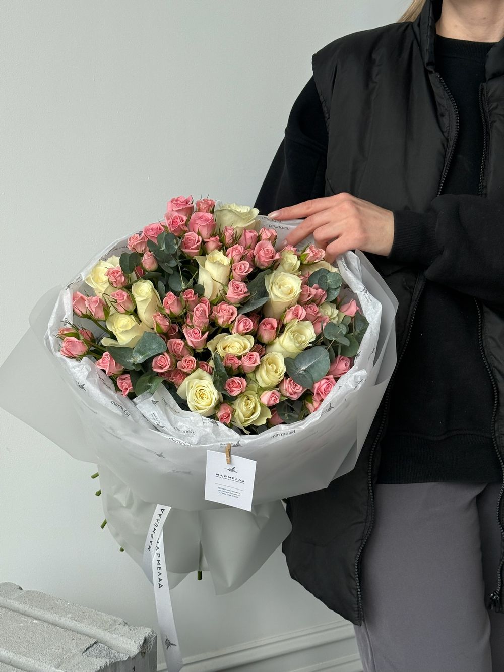 Букет из кустовых роз, одноголовых роз и эвкалипта