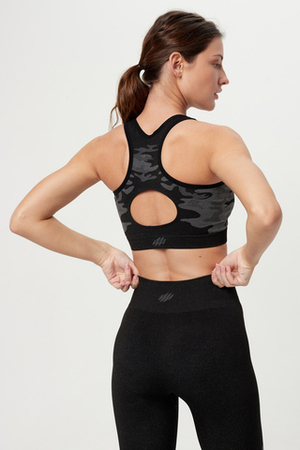 Топ бесшовный с вырезом на спине и рисунком милитари