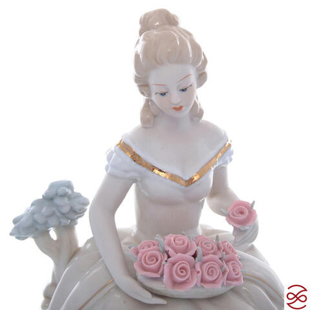 Статуэтка Royal Classics Девушка с розами 23 см