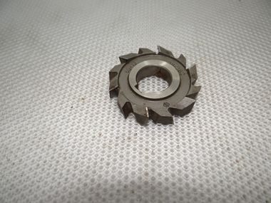 Разнонаправленный зуб