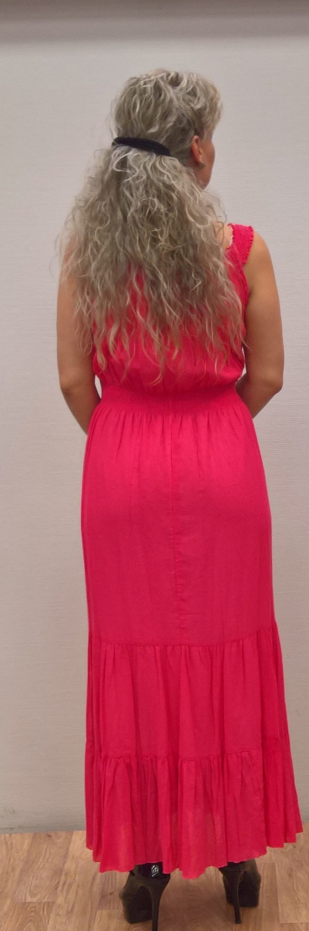 Яркий малиновый длинный сарафан