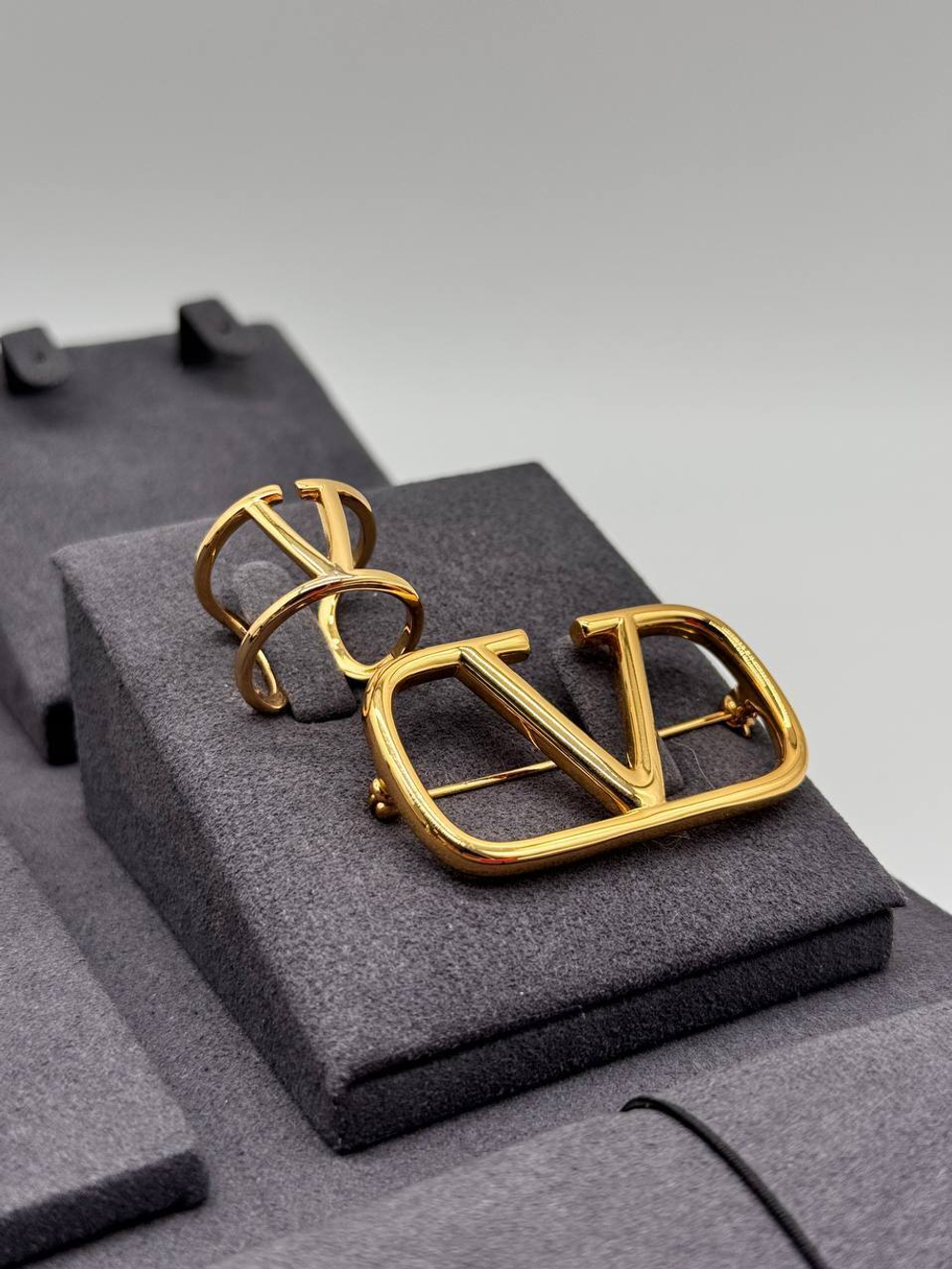 Брошь Valentino
