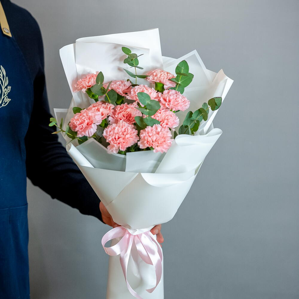 Букет розовых диантусов с эвкалиптом в оформлении