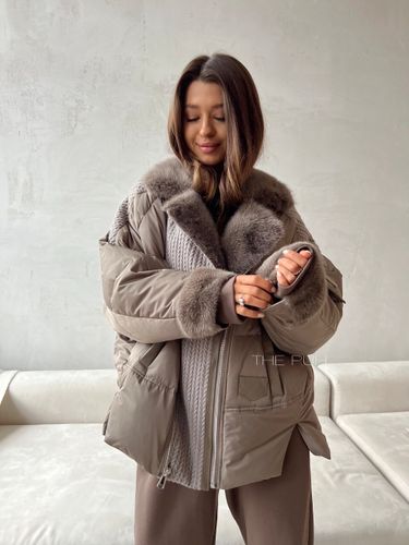 Пуховик с вязаными вставками и отделкой из меха