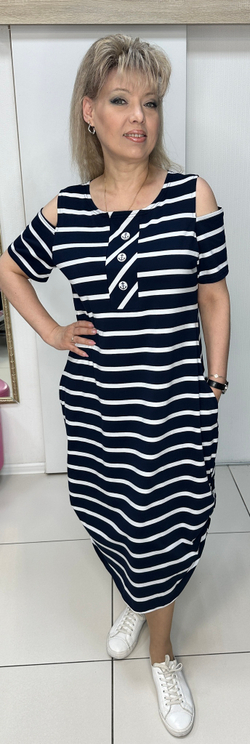 Трикотажное платье в полоску с вынутыми плечиками на большие размеры