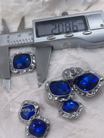 Пуговицы серебристые мягкий квадрат с крупным синим камнем