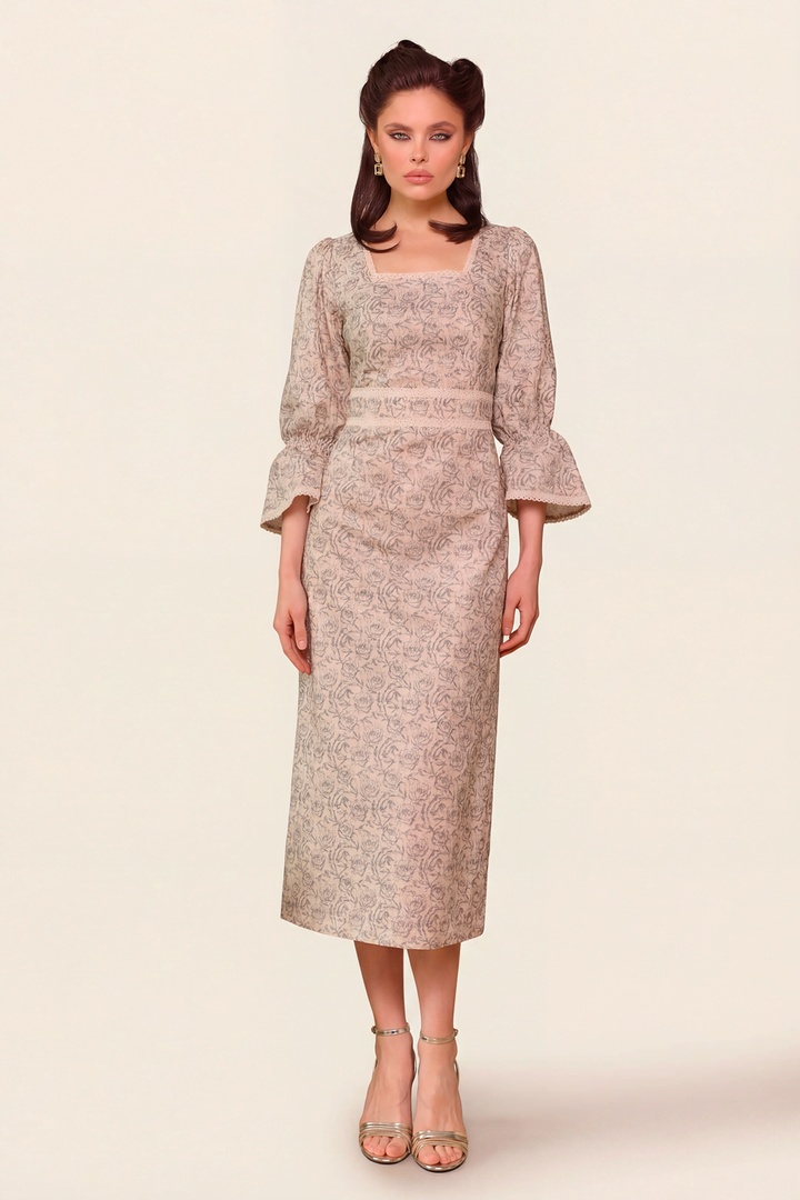 Платье с квадратным вырезом