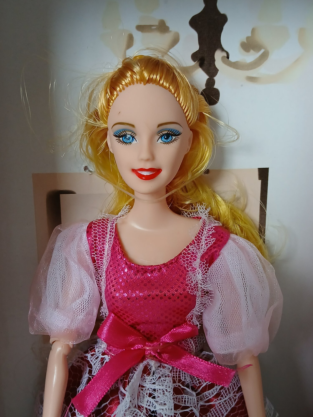 Кукла в наборе арт. 6935-A, с одеждой, обувью и мебелью, высота 28 см, сгибаются руки