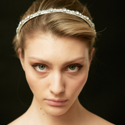 Белый ободок с камнями