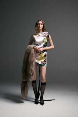 ZARA HARRY LAMBERT X DISNEY АТЛАСНОЕ ПЛАТЬЕ С ПРИНТОМ «ПИТЕР ПЭН», НАТУРАЛЬНЫЙ