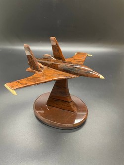 Истребитель из обсидиана в подарочной коробке