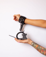 Черные наручники Scandal из натуральной кожи со стальной цепочкой (Цвет: черный)