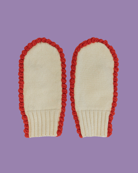 Молочные варежки с красной обвязкой