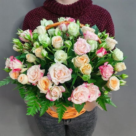 Корзина с кустовыми розами