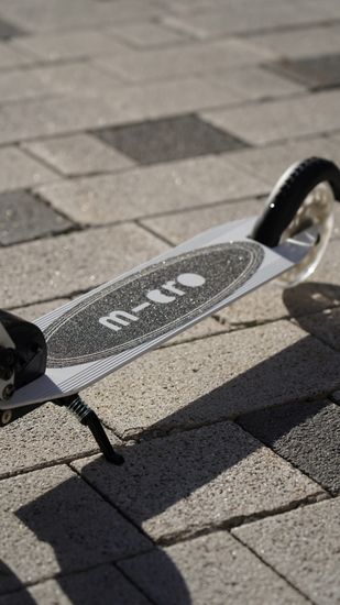 Самокат Micro Sprite Glow (светится в темноте) LED, белый