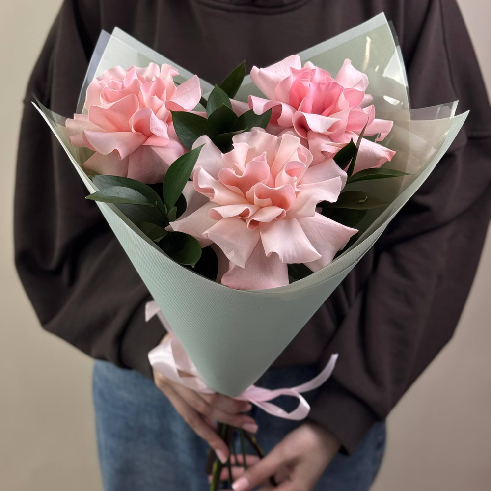 Букет из 3 нежно-розовых французских роз с зеленью в упаковке №1