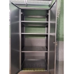 Внутреннее устройство навесного шкафа IF: стальные полки для хранения инструментов и инвентаря в гараже.