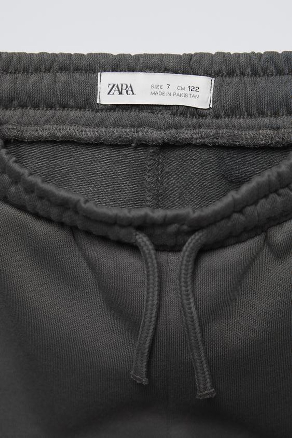 ZARA КОМПЛЕКТ ИЗ ТОЛСТОВКИ И ДЖОГГЕРОВ С НАШИВКОЙ, СЕРЫЙ