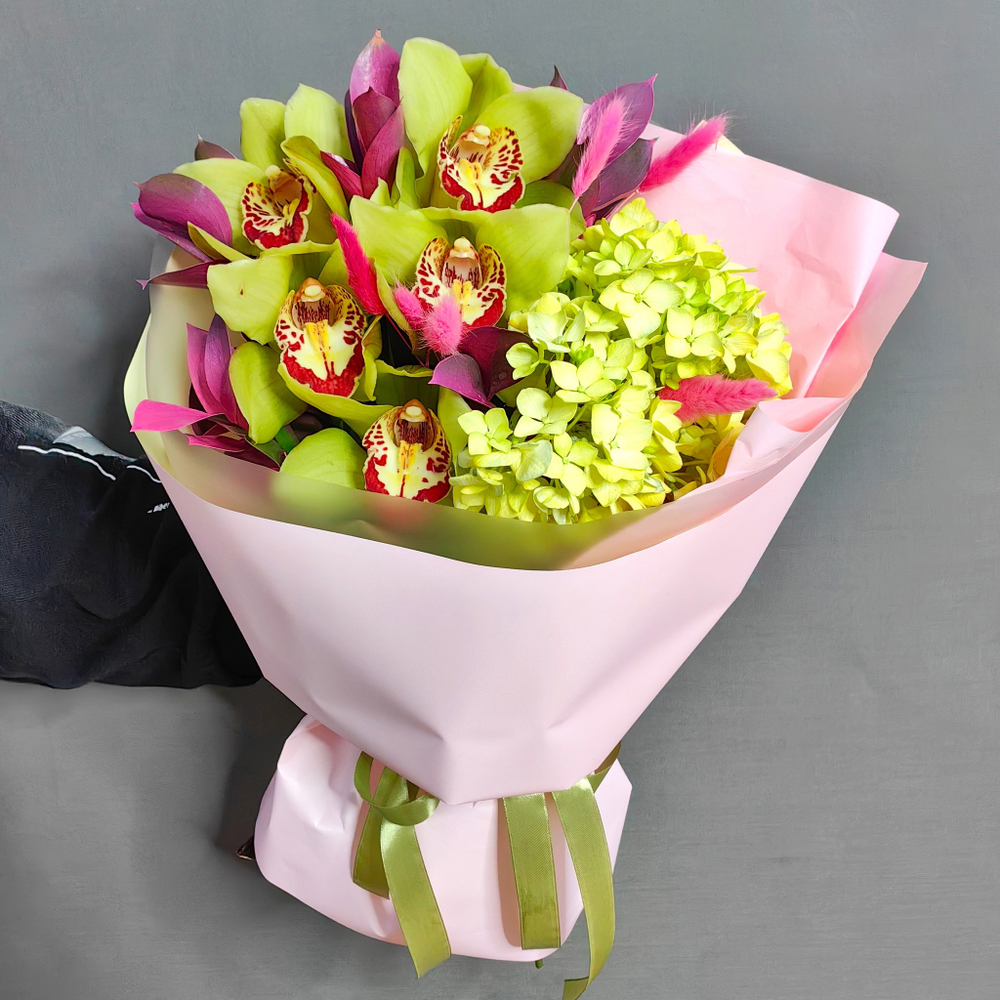 Авторский букет с фисташковыми орхидеями и гортензией