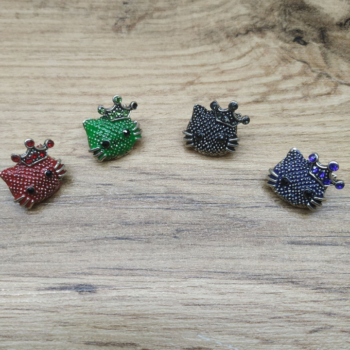 Брошь Mini Hello Kitty мордашка с короной эмаль цветная стразы микс металл серебристый