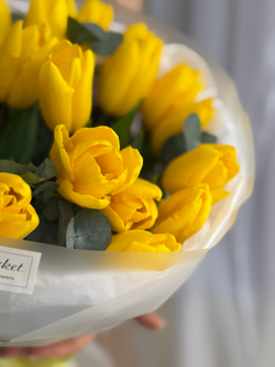 Яркие желтые тюльпаны премиум сорта и зелень эвкалипта в воздушном оформлении от Флора Маркет