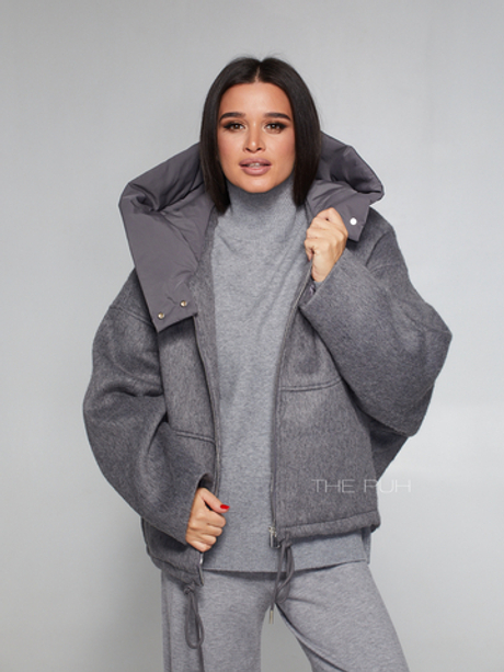 Утепленная серая куртка с капюшоном