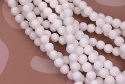 Бусины белые 8 мм стекло (нить 38 см)