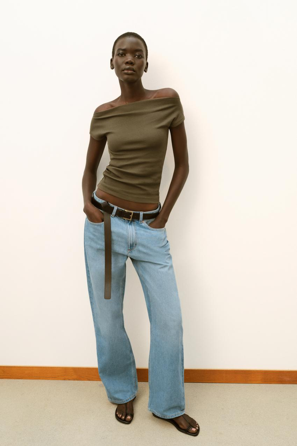 ZARA ФУТБОЛКА С ВЫРЕЗОМ ЛОДОЧКОЙ, ХАКИ