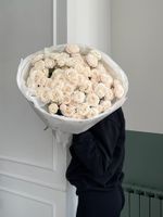 Гранд букет из кустовой пионовидной розы Бомбастик