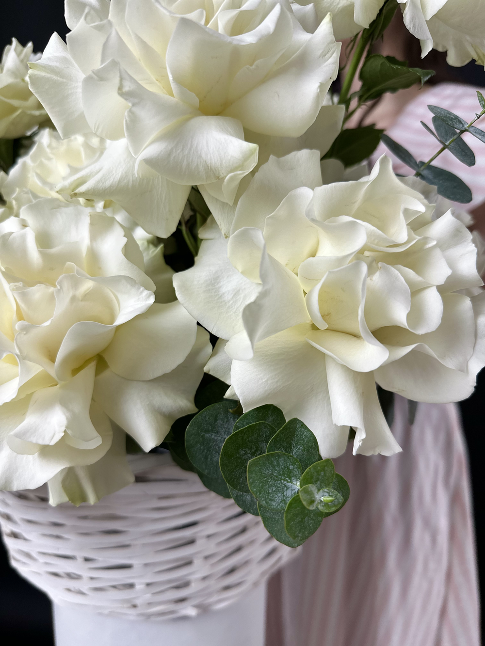 Букет из 25 белых французских роз в корзине