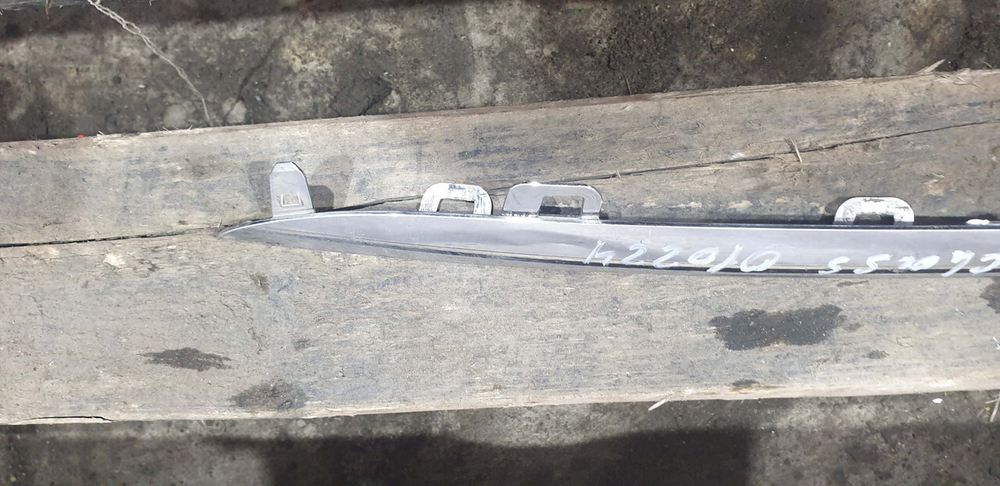 Молдинг решетки радиатора Mercedes C (W205) 14-18 Б/У Оригинал a2058880273