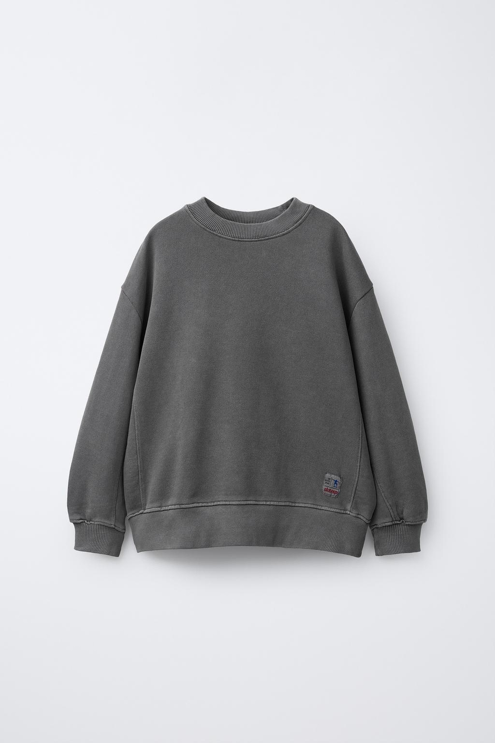 ZARA ТОЛСТОВКА GARMENT DYE С НАШИВКОЙ, АНТРАЦИТОВО-СЕРЫЙ